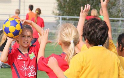 Van de bestuurstafel; nieuwe website, rijzende reiskosten, schoolkorfbal en meer……