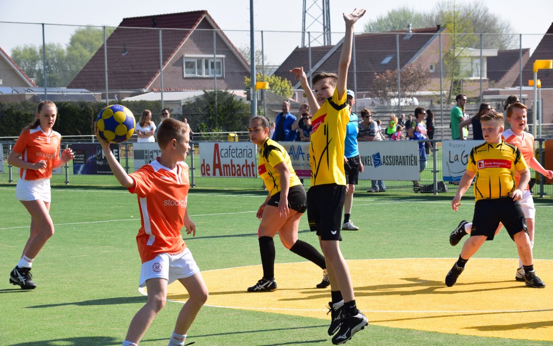 Kijk snel tegen welke ploegen je straks op het veld speelt