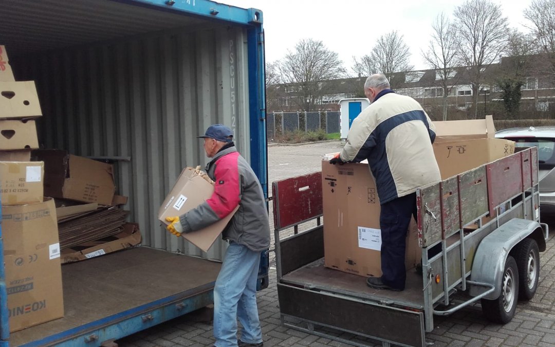 De tweede zaterdag van de maand, dus 14 maart, alle dozen verzamelen met oud papier