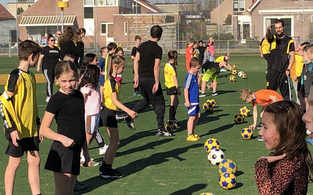 51 kinderen op de Fortis vrienden- en vriendinnentraining.