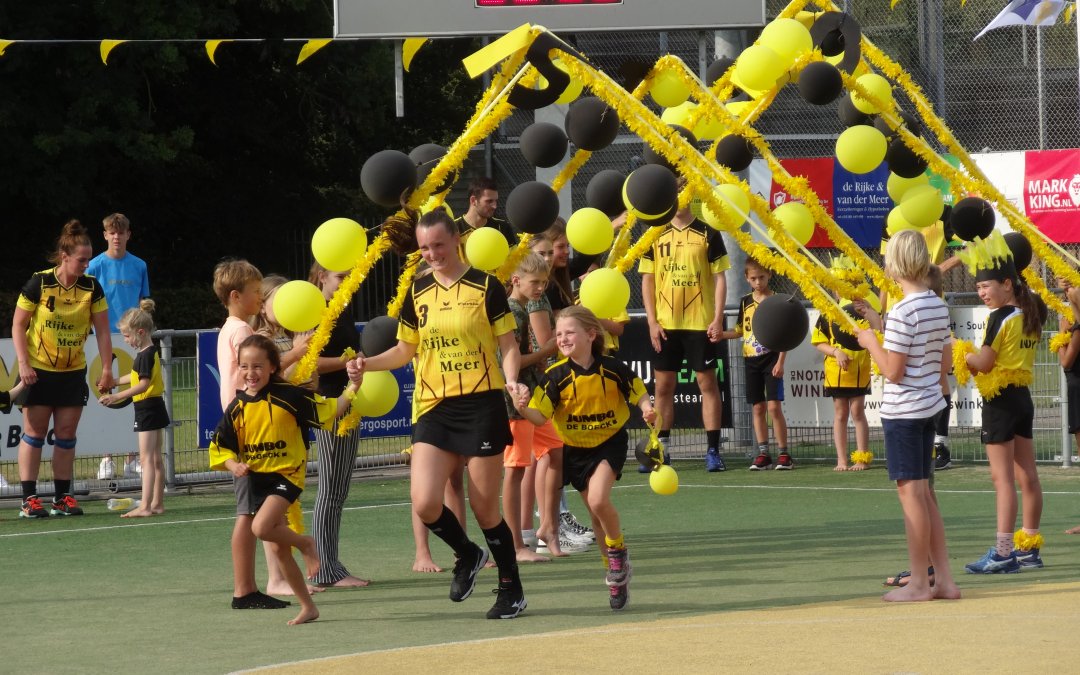 We gaan het veld op; Alle trainingstijden op een rij!