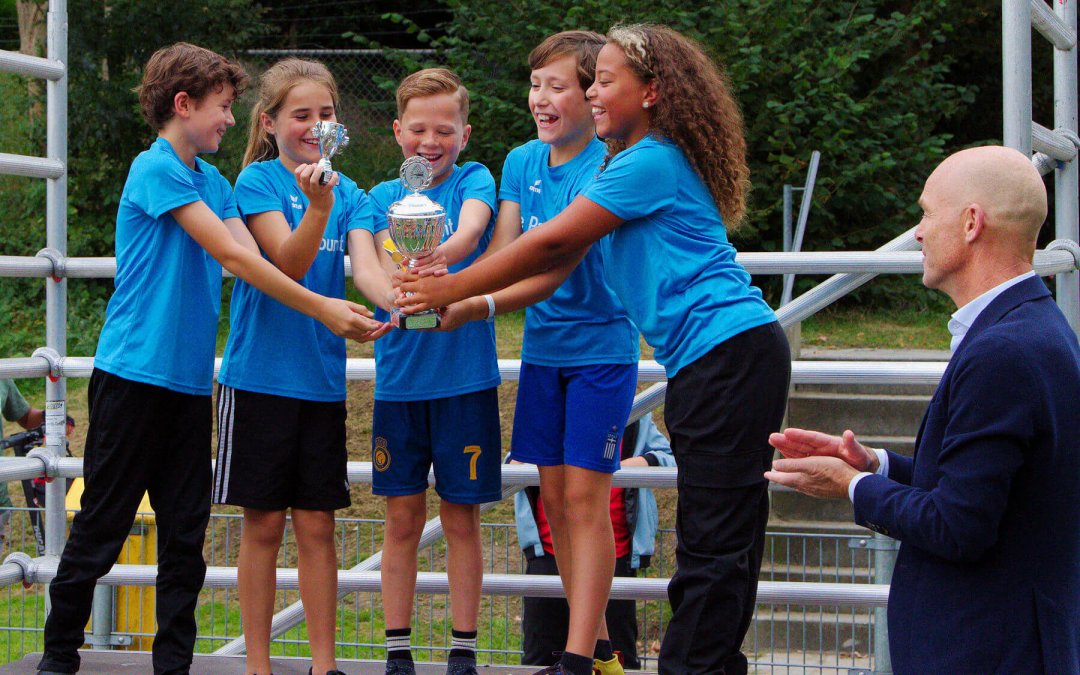 🎉 Parelburcht 1 en Kompas 9 winnen het Fortis Jumbo De Boeck Schoolkorfbaltoernooi 2024! 🎉