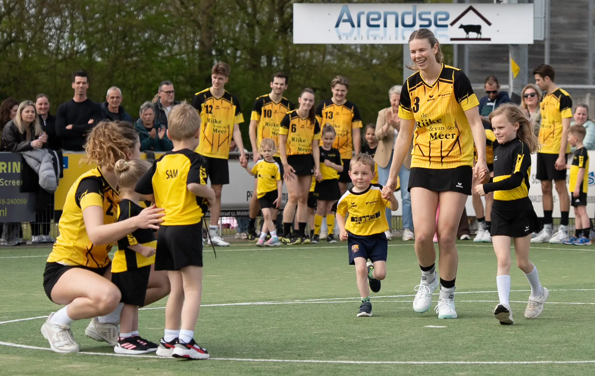 Jonge en volwassen Fortis-leden samen op het korfbalveld