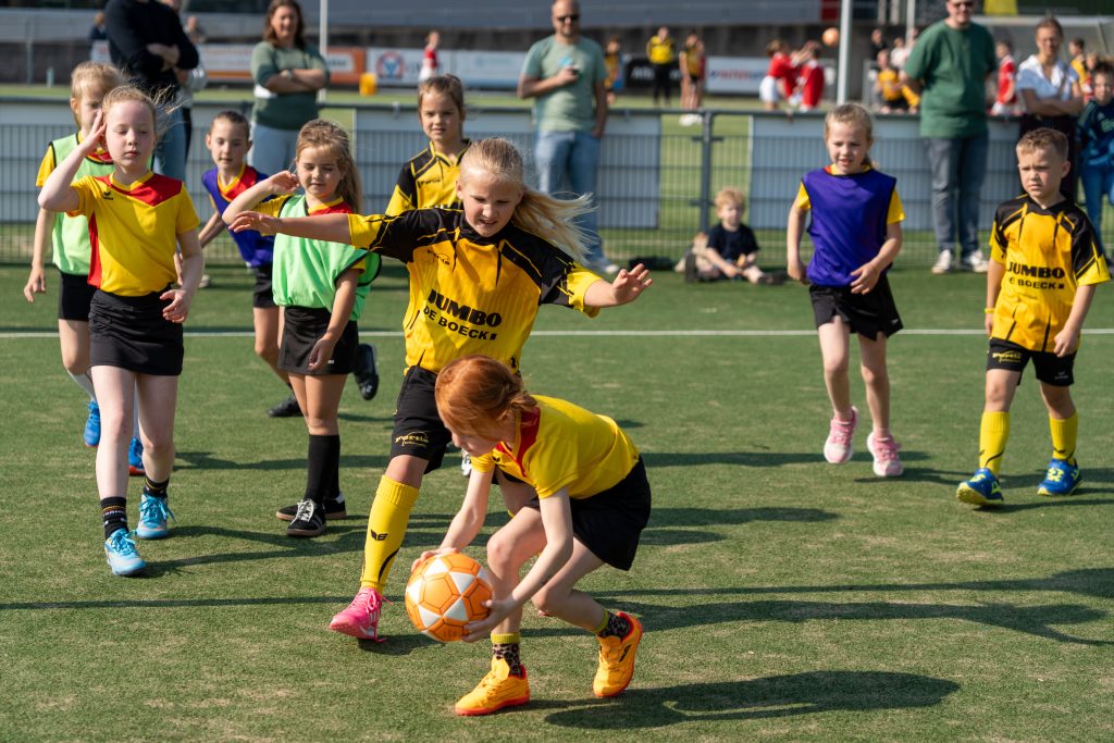 Een Fortis-speler met de bal tijdens een korfbalwedstrijd op het veld