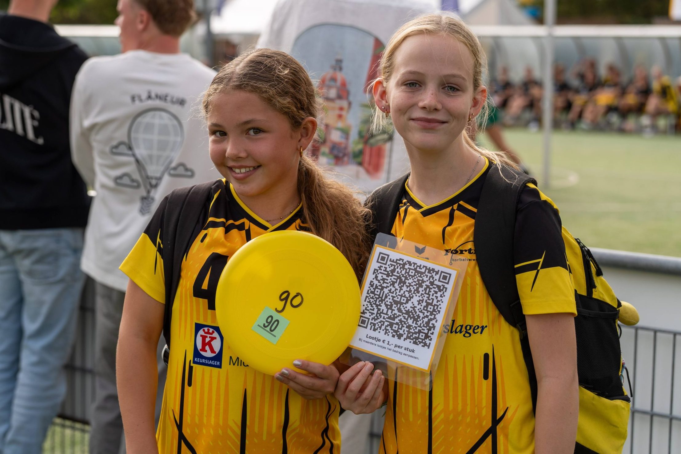 Fortis-spelers, jeugdleden en supporters samen op het veld