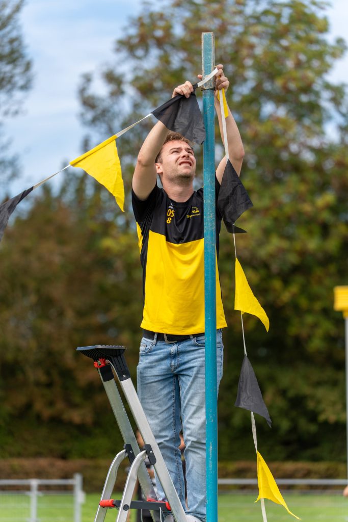 Jeugdspelers van Fortis krijgen uitleg op het korfbalveld