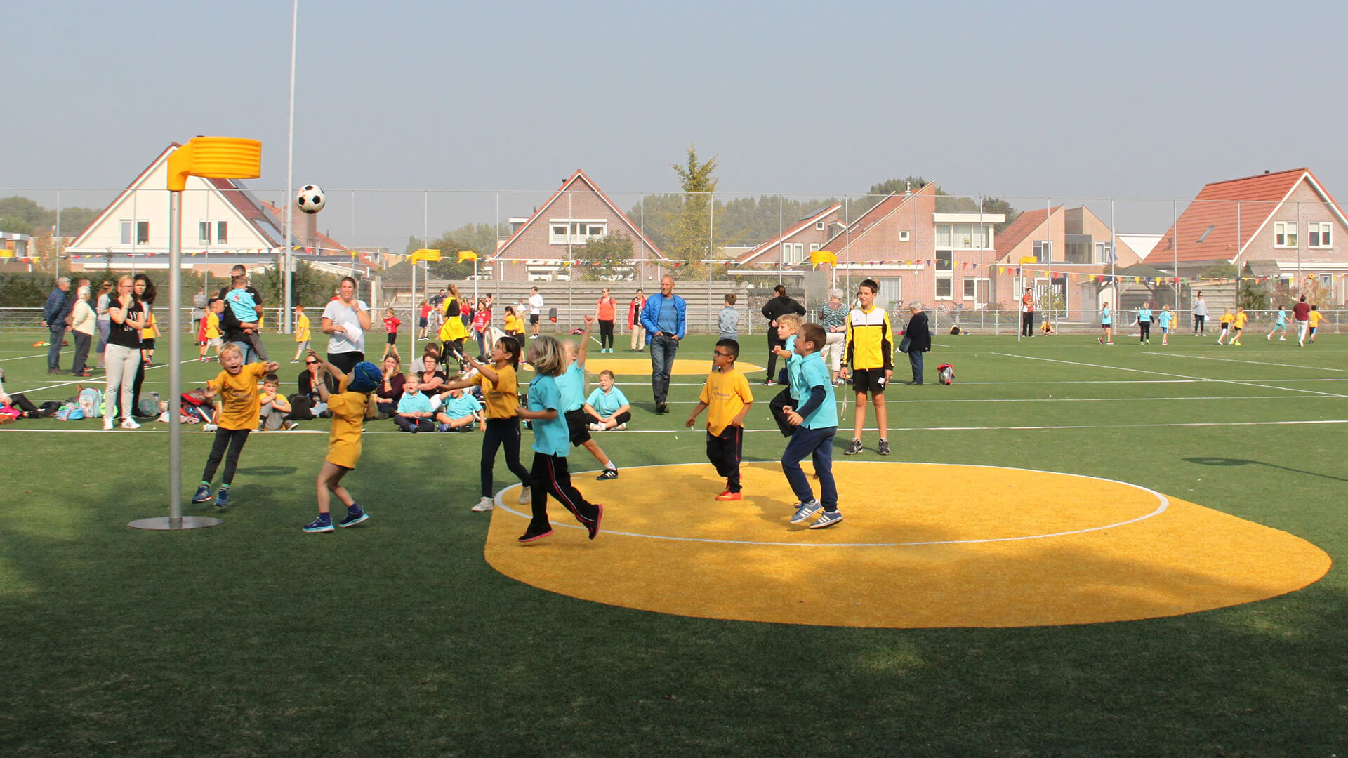 Kinderen en begeleiders tijdens het schoolkorfbaltoernooi van Fortis