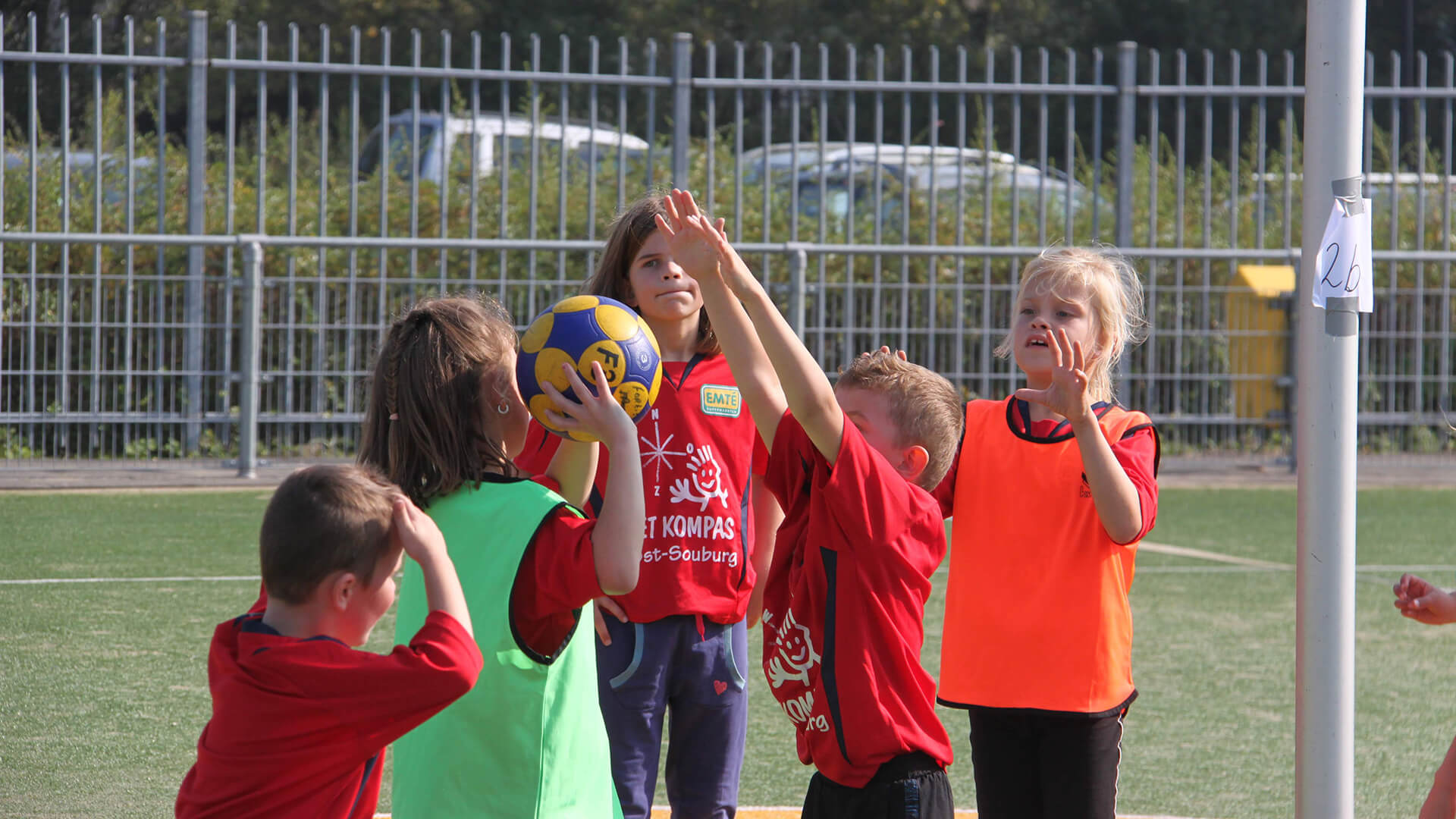 Sportplezier bij het schoolkorfbal van Fortis