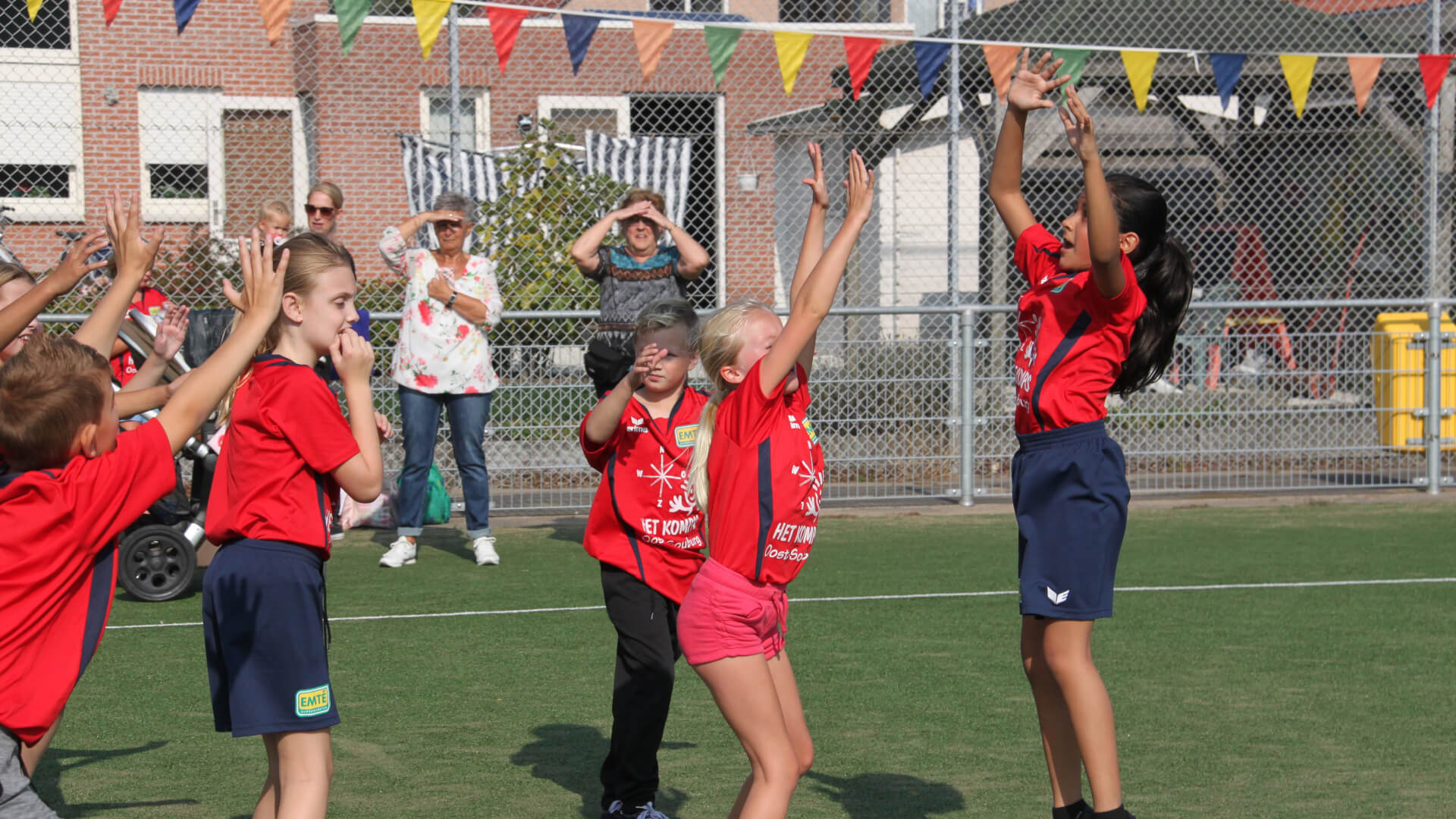Schoolkinderen tijdens een korfbalwedstrijd