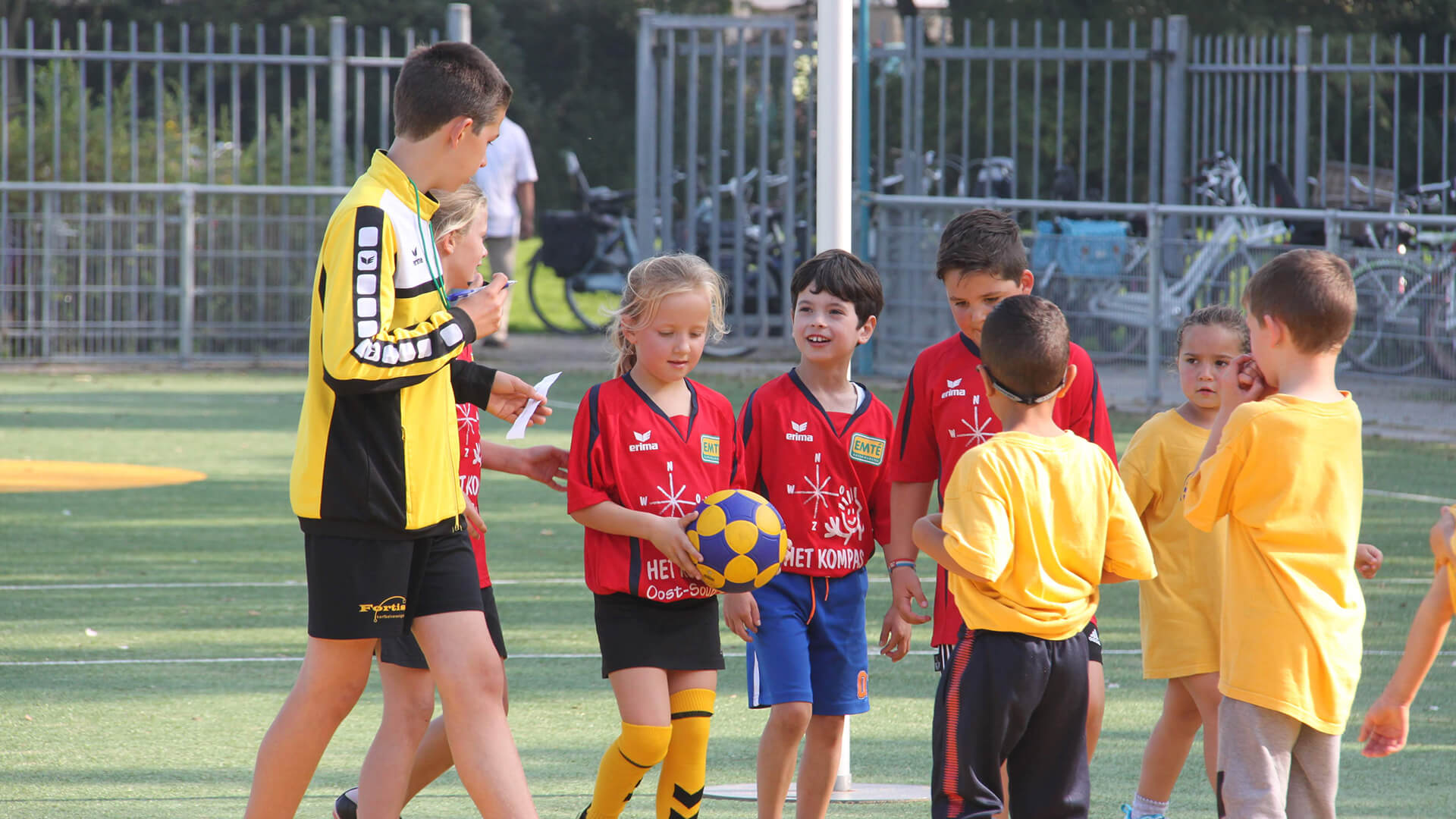 Kinderen doen mee aan het schoolkorfbaltoernooi