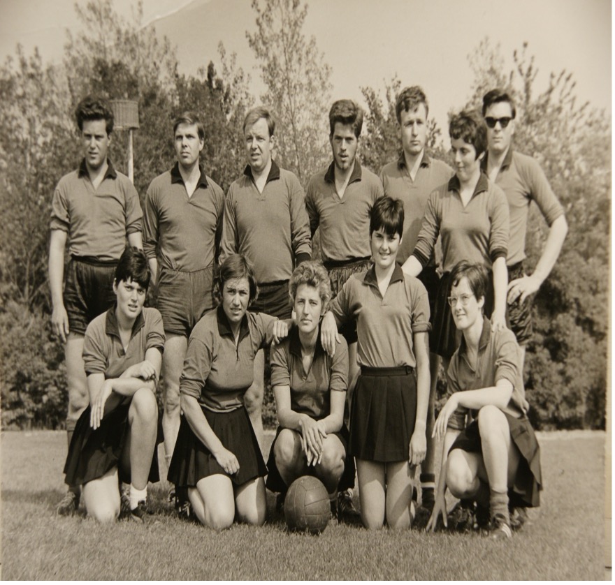 Een vroeg gemengd team van Zuidwesters poseert op het veld.
