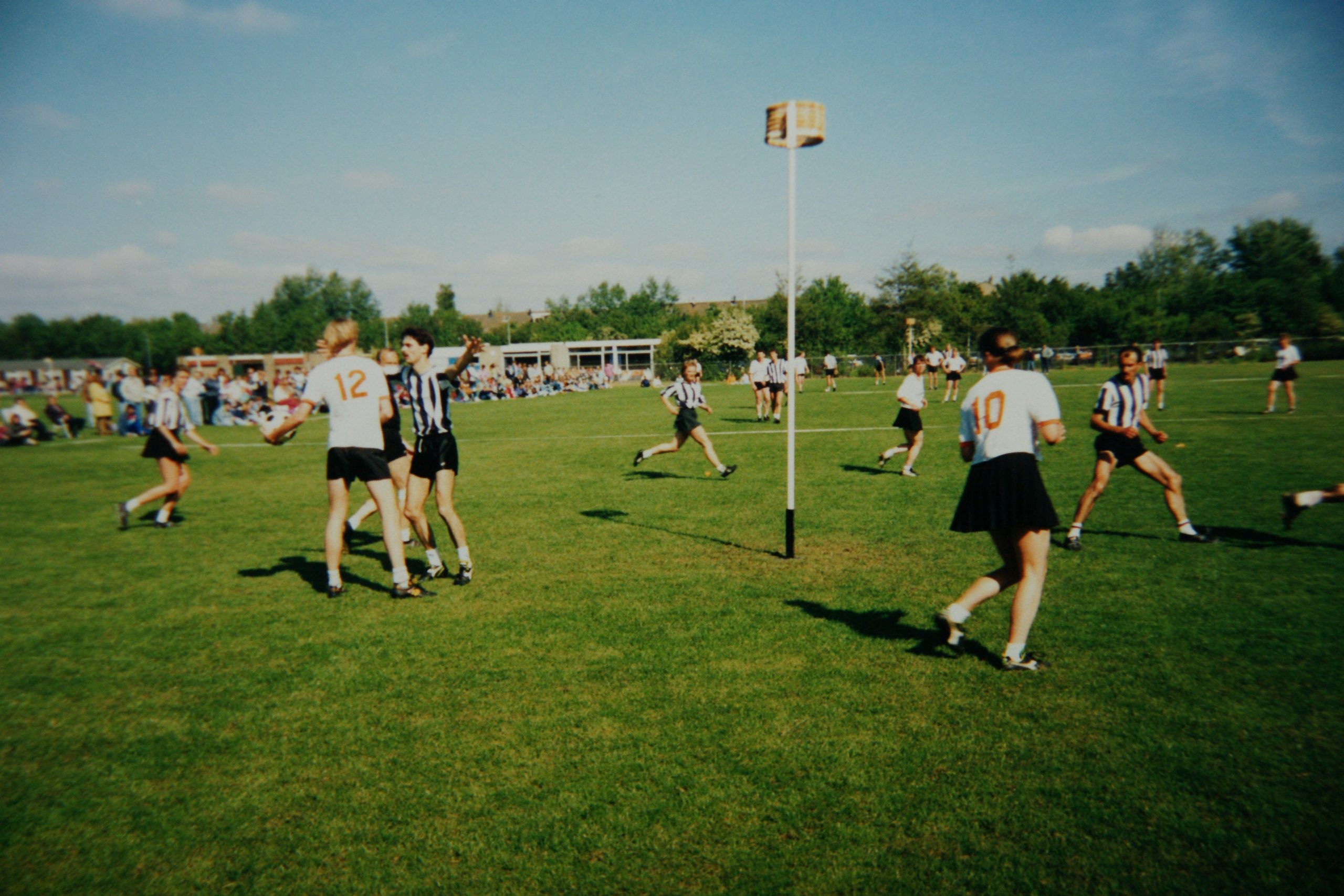 Animo speelt een wedstrijd op het grasveld.