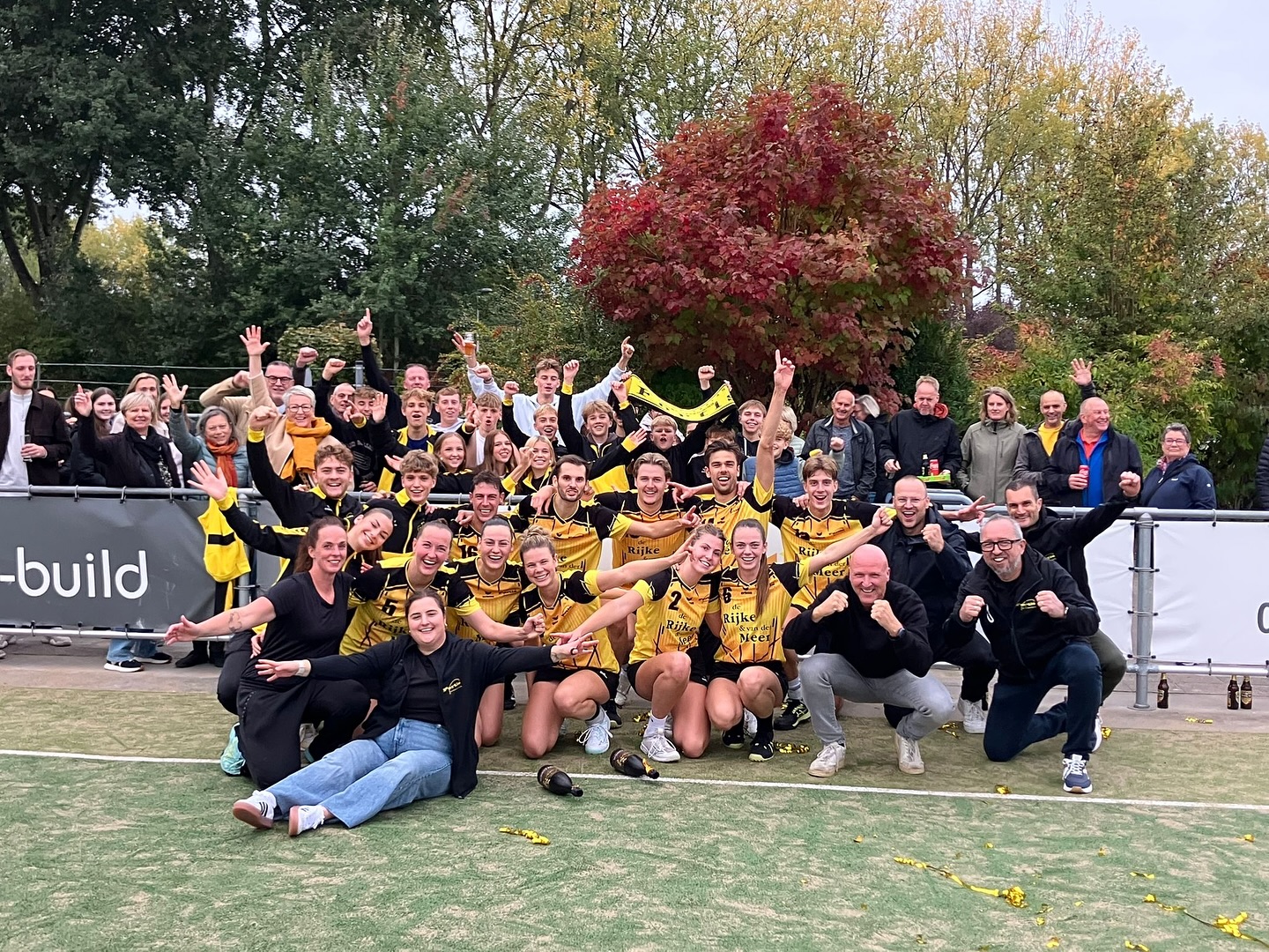 Fortis-spelers en supporters vieren samen op het veld.