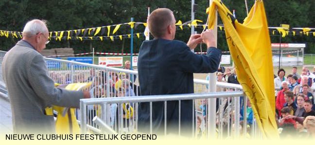 Buiten het clubhuis wordt een geel doek onthuld voor het publiek.