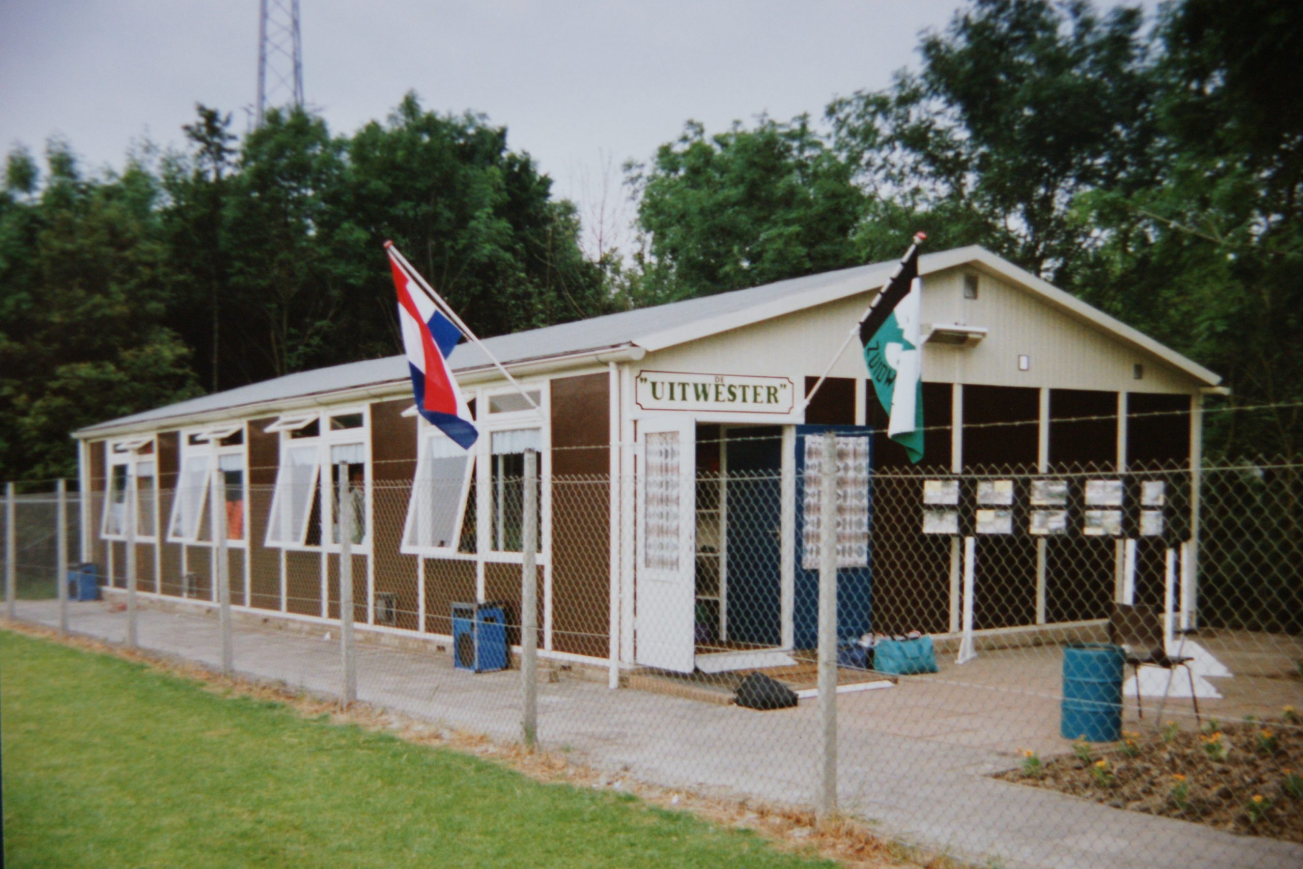 Het clubhuis De Uitwester met de vlag van Zuidwesters.